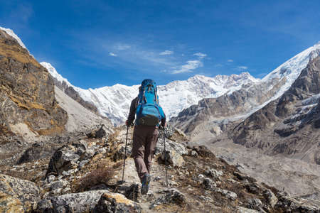 ट्रेकिंग में भाग लेने वाली स्थानीय महिलाओं का भोजन में योगदान
